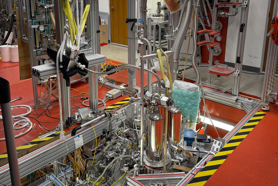 Tangki di tengah laboratorium menampung sistem perangkap positron. Ini foto fasilitas Northwestern, bukan gambar positron secara langsung.