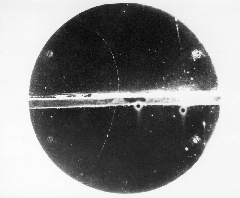 Jejak positron yang dicatat Carl Anderson pada 2 Agustus 1932. Arah serta kelengkungan jejak mendukung identifikasi muatan positif.