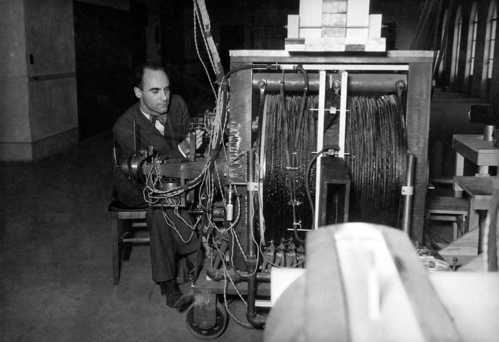 Carl Anderson bersama cloud chamber yang dipakai dalam penelitian penemuan positron pada 1932.