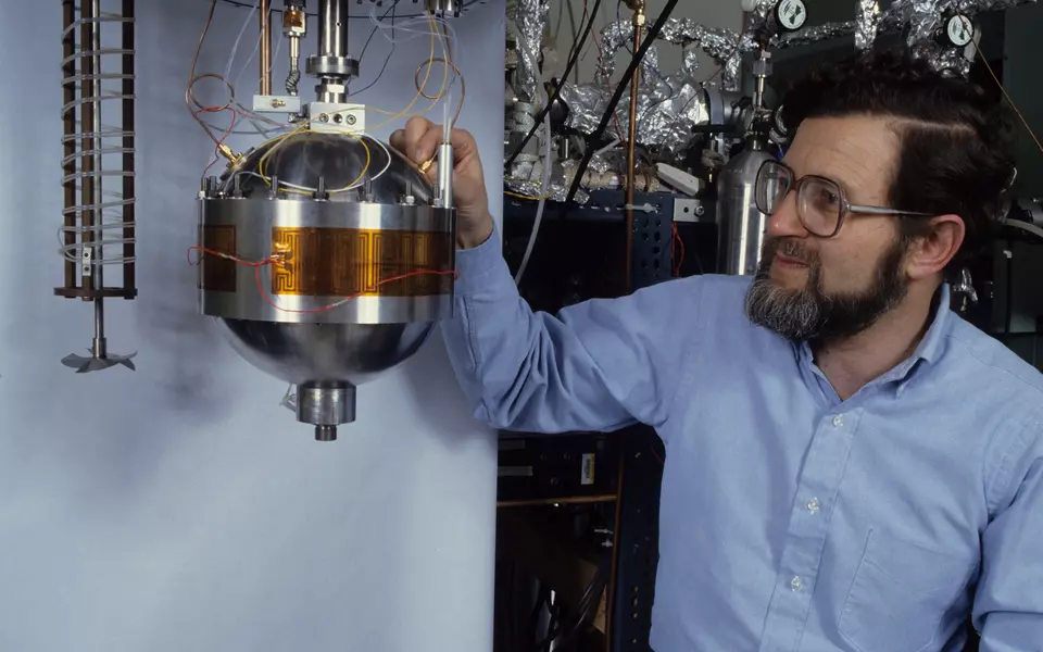Mike Moldover dengan perangkat pengukuran konstanta Boltzmann. Foto NIST ini menjelaskan konteks pengukuran suhu; bukan alat positron Northwestern.