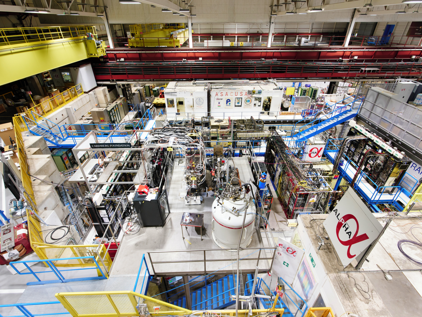 Pandangan atas fasilitas ALPHA di CERN. Mendampingi pembahasan spektroskopi antihidrogen tahun 2026.