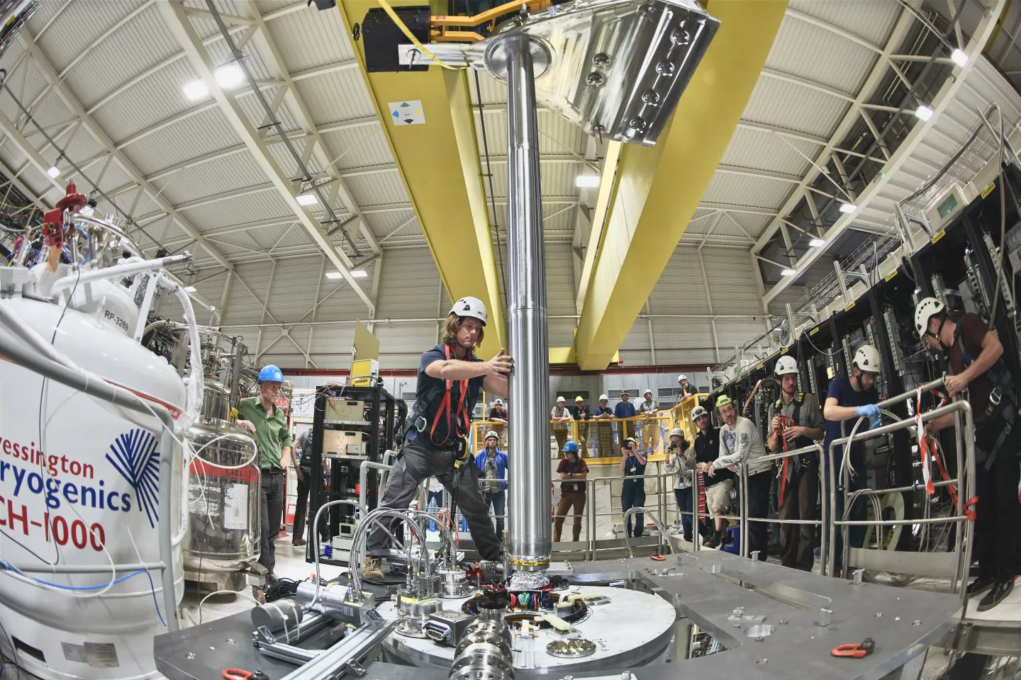 Pemasangan perangkat ALPHA-g untuk mempelajari gravitasi antihidrogen. Foto ini bukan quantum cyclotron Northwestern.