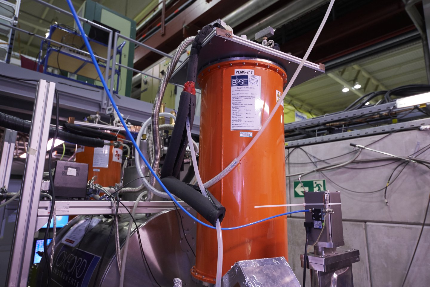 Stefan Ulmer pada fasilitas BASE. Sistem ini meneliti proton dan antiproton, bukan positron bebas.