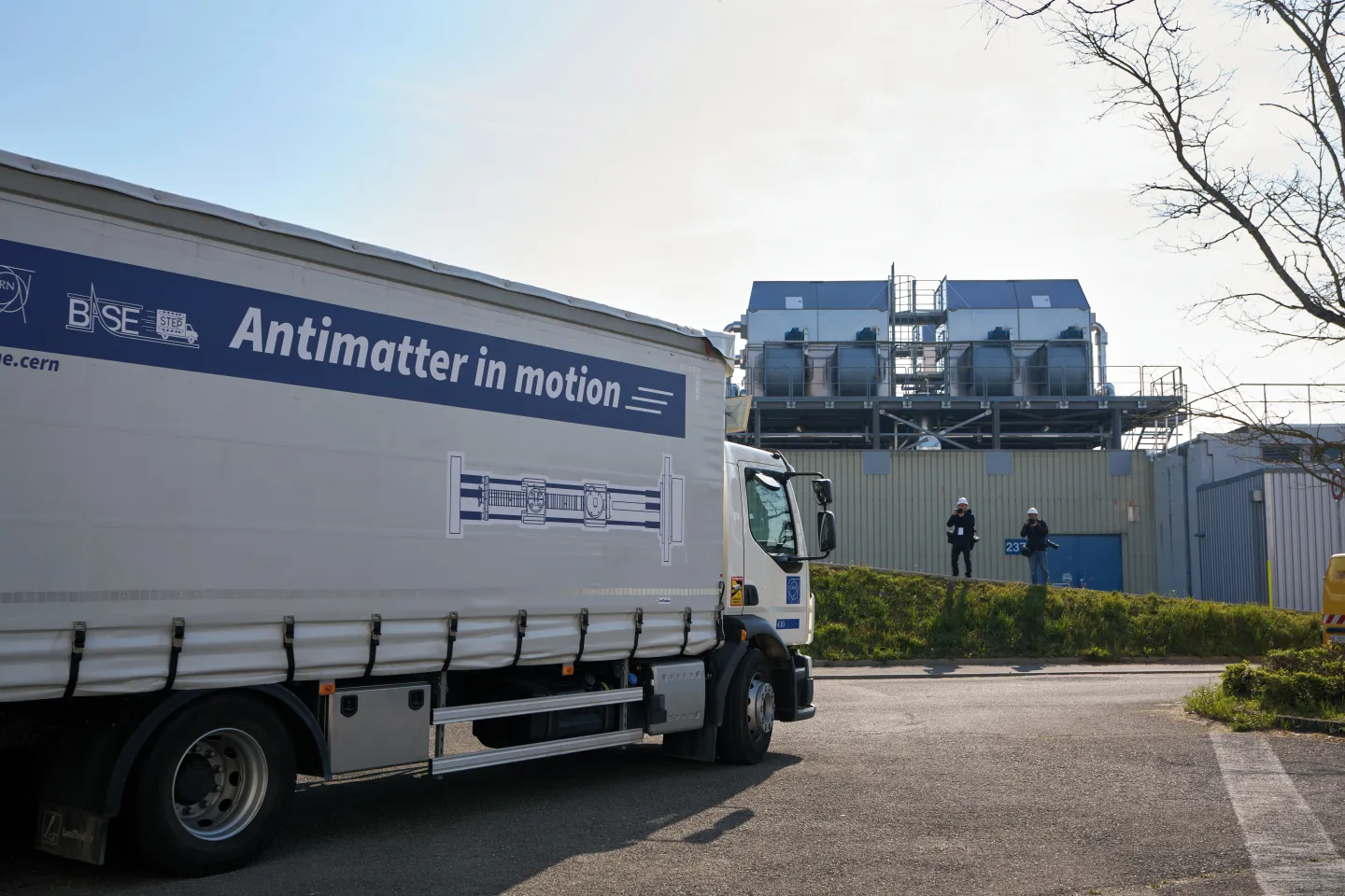 Transportasi perangkap BASE-STEP berisi antiproton di lingkungan CERN, Maret 2026. Bukan demonstrasi perangkat Northwestern yang portabel.