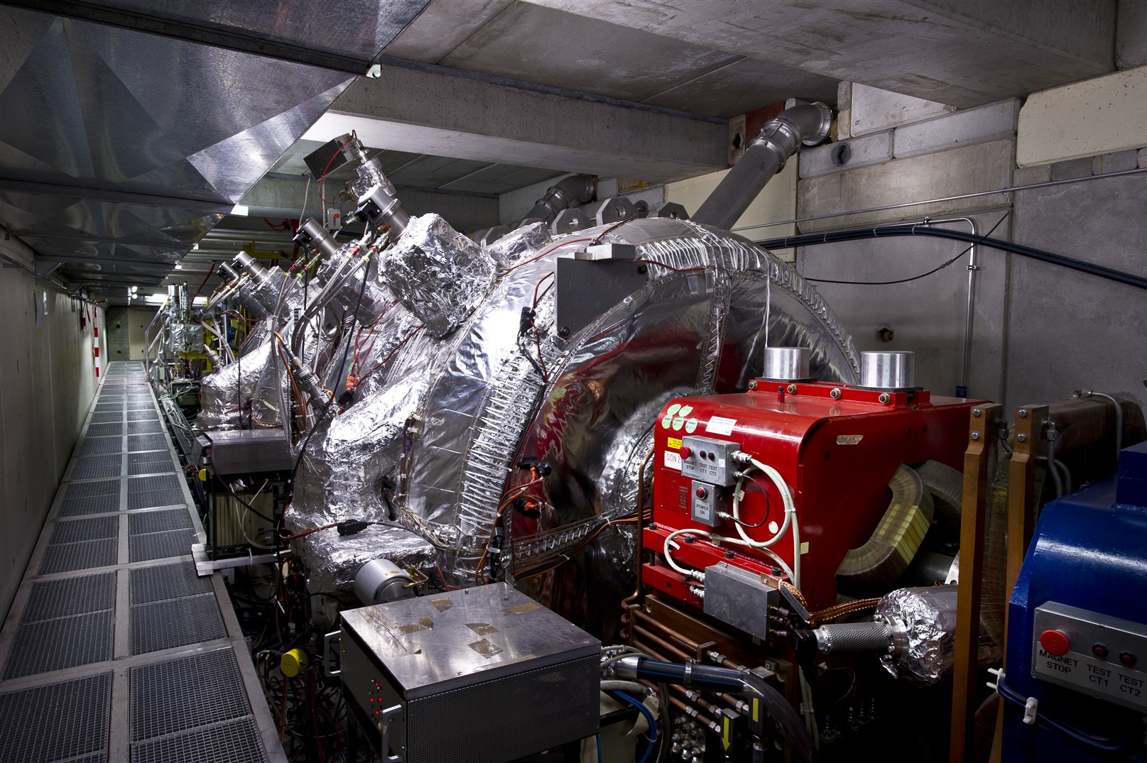 Antiproton Decelerator pada materi pengantar CERN. Fasilitas penyedia antiproton untuk berbagai eksperimen; bukan sumber natrium-22 Northwestern.