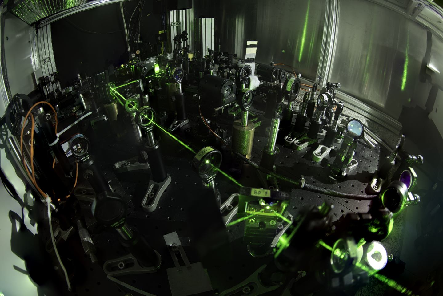 Bagian laser eksperimen AEgIS di CERN. Memperlihatkan jalur penelitian antimateri lain; tidak digunakan sebagai bukti hasil quantum cyclotron.