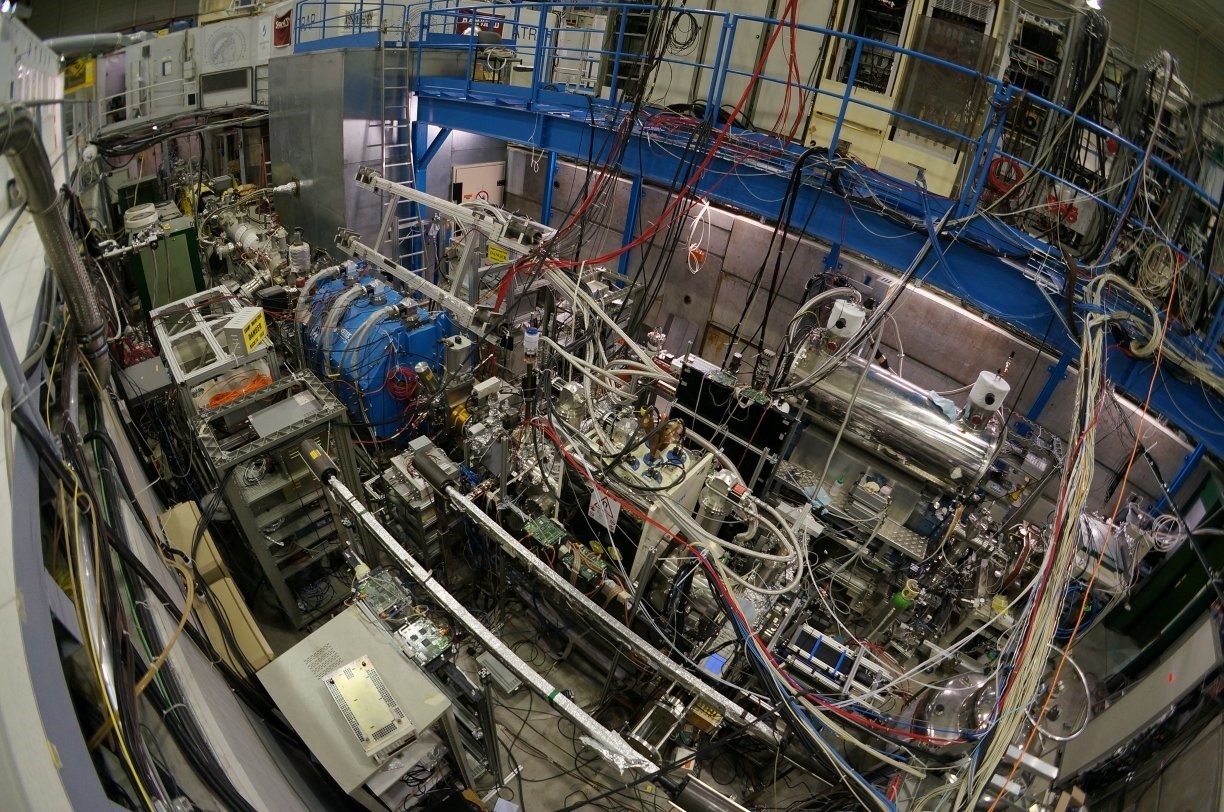 Perangkat ASACUSA di CERN. Foto konteks keragaman eksperimen antimateri, bukan alat Northwestern.