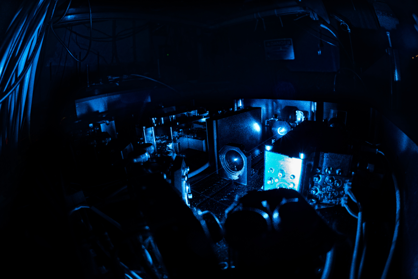 Pekerjaan pada sistem laser ALPHA. Foto memperlihatkan unsur rekayasa di balik penelitian antiatom.