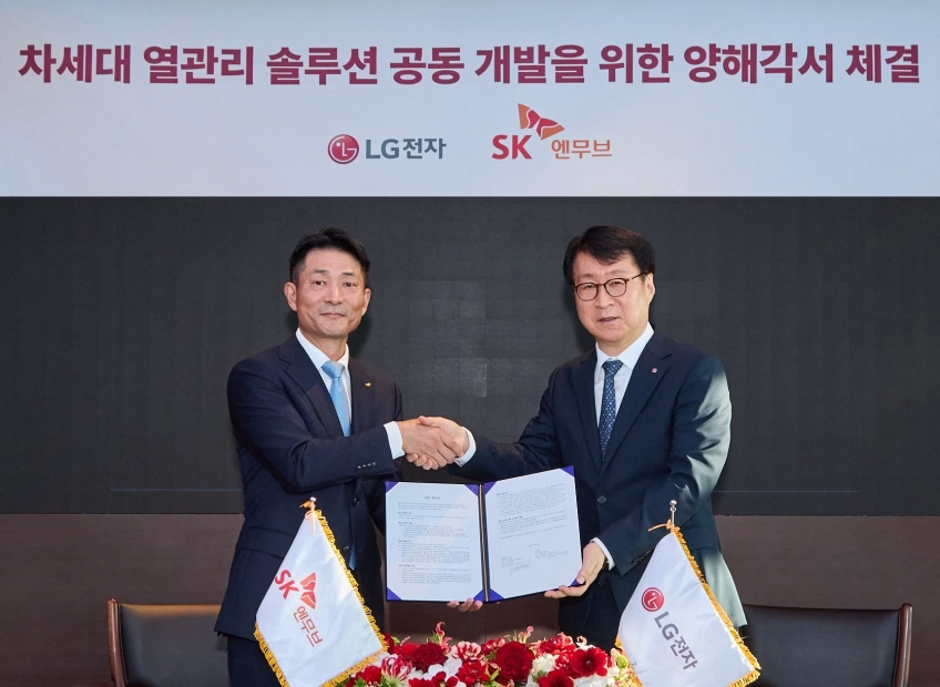 Perwakilan LG Electronics dan SK Enmove memegang dokumen kerja sama teknologi pendinginan.