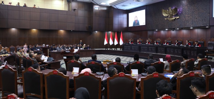 Suasana sidang mendengarkan keterangan kementerian, 2 Oktober 2026.
