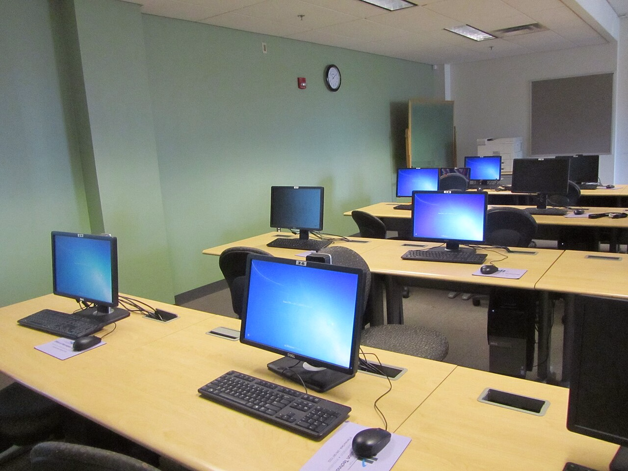Ruang kelas komputer kosong sebagai ilustrasi infrastruktur pembelajaran digital