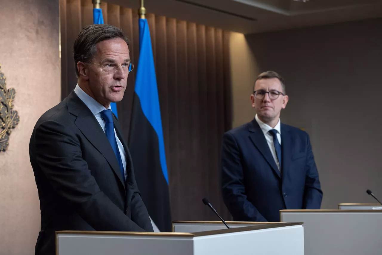 Mark Rutte bersama Perdana Menteri Estonia Kristen Michal dalam konferensi pers di Tallinn pada 14 Oktober 2026.