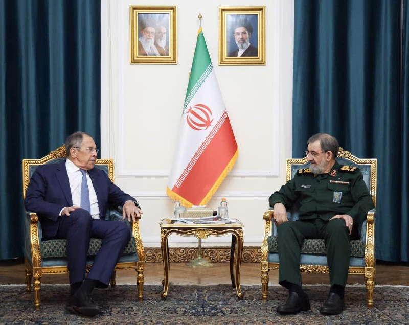 Mohsen Rezaei dan Sergey Lavrov duduk berbincang di Teheran, 19 Oktober 2026.